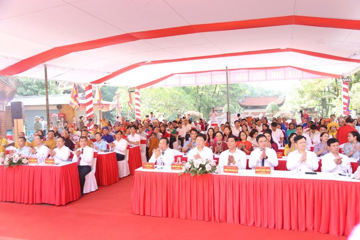 Đại biểu và du khách dự lễ tưởng niệm.