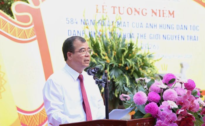 Ông Nguyễn Minh Hùng - Phó Chủ tịch UBND TP Hải Phòng - đọc diễn văn tưởng niệm.