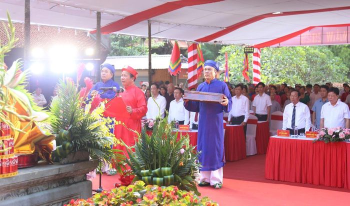 Cung tuyên văn tế.