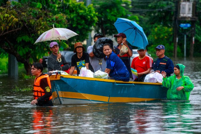 Người dân Bangkok di chuyển bằng thuyền.