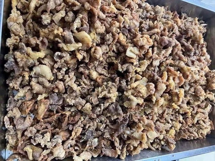 Hình ảnh khay thịt bị phụ huynh phản ánh “toàn tóp mỡ” tại bếp ăn bán trú Trường Tiểu học Quảng Bị 1, Hà Nội.