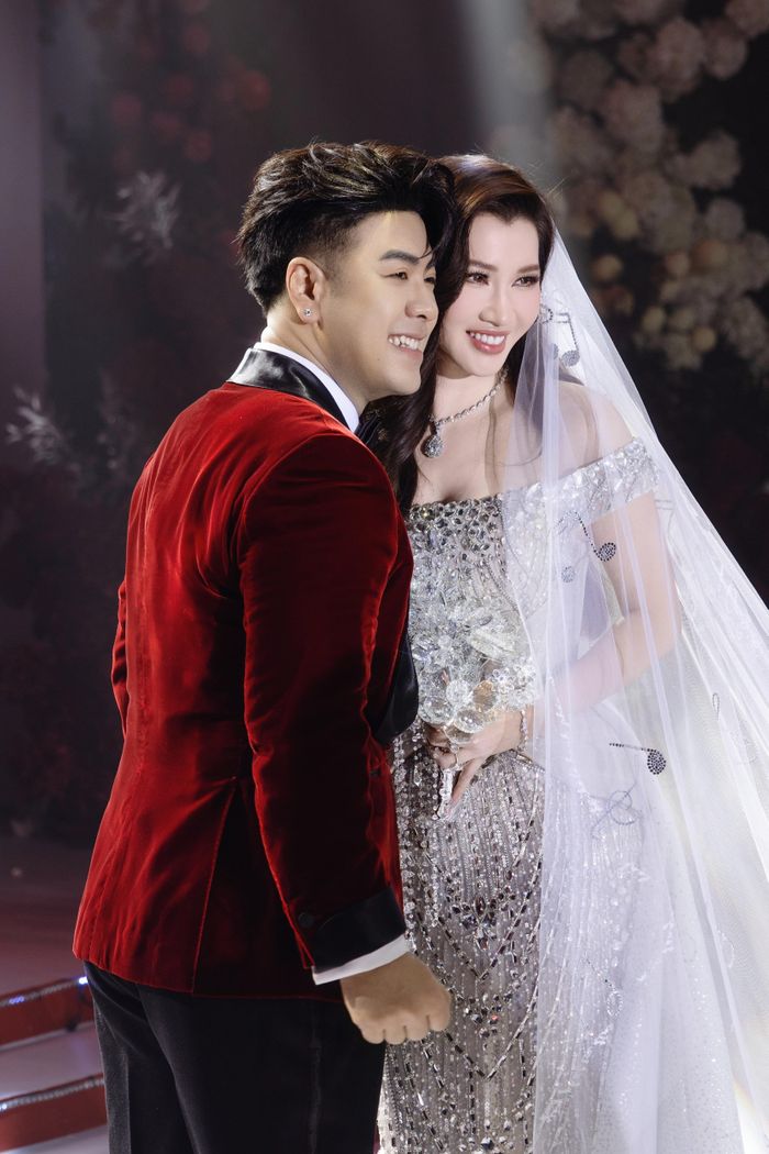 Akira Phan (tên thật Phan Võ Thanh Hùng) gia nhập showbiz từ năm 2010. Anh nổi tiếng với các bản hit như “Lời nguyền”, “Mùa đông không lạnh”, “Mong kiếp sau vẫn là anh em”... Bà xã nam ca sĩ là Phương Maika, kém anh 4 tuổi và kinh doanh trong lĩnh vực dược phẩm. Cặp đôi quen nhau từ tháng 8/2025 qua các buổi tiệc chung.