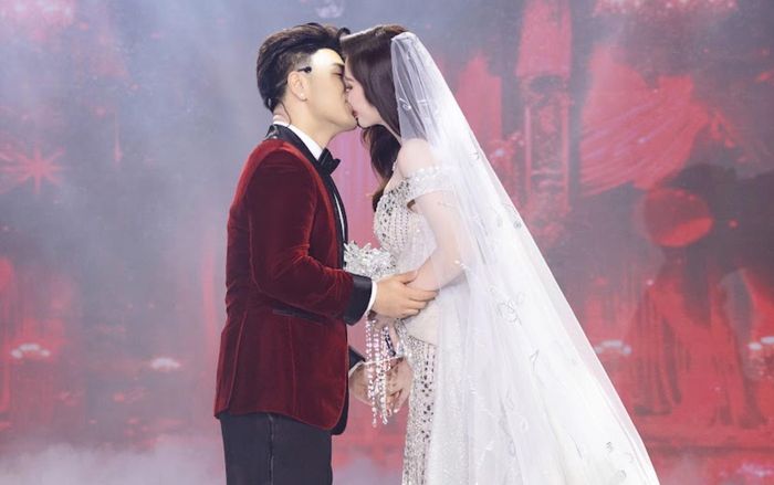 Đáp lại lời chồng, Phương Maika khen chồng chân thành, cho cô có được cảm giác bình yên, an toàn, yêu thương và được chở che. “Một người từng đổ vỡ vẫn có quyền được yêu. Một trái tim từng tổn thương vẫn có thể tin vào hạnh phúc. Cảm ơn anh vì đã yêu em bằng con người của hiện tại, chứ không phải bằng những điều thuộc về quá khứ”, cô nói.