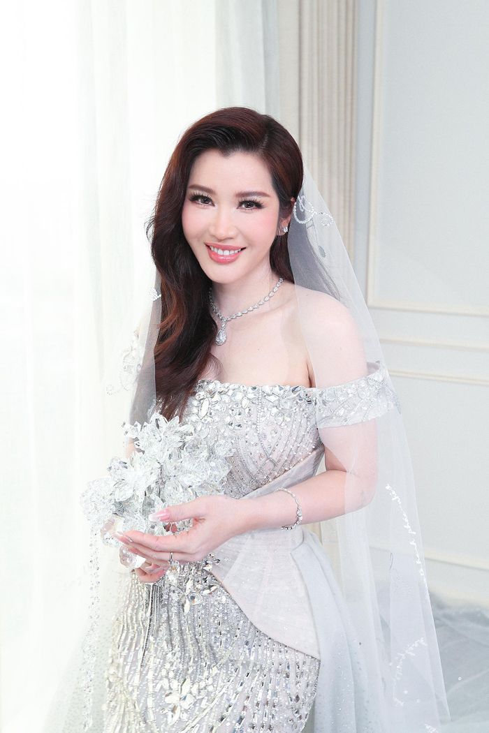 Thay vì tập trung phô diễn kỹ thuật, nhà thiết kế lựa chọn đưa những dấu mốc trong chuyện tình của cặp đôi vào trang phục, biến mỗi chi tiết thành một phần của câu chuyện ngày cưới.