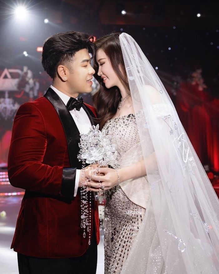 Sau phần lễ trang trọng, không khí buổi tiệc chuyển sang màu sắc sôi động và gần gũi. Akira Phan cùng bà xã mang đến những tiết mục để gửi tặng khách mời. 