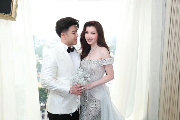 Trước giờ G, bà xã Akira Phan cũng hé lộ ý nghĩa bộ đầm cưới được Chung Thanh Phong thiết kế riêng. Theo nhà thiết kế, bộ đầm cưới chính như một lời tỏ tình giấu trong khăn voan.
