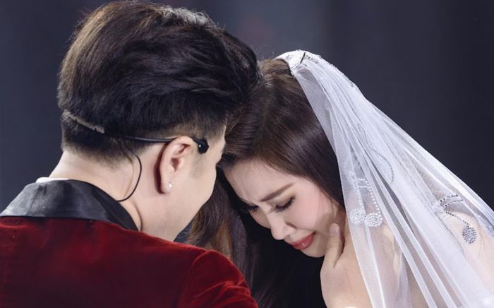 Cô dâu và chú rể đều bật khóc khi trao lời thề nguyện hôn nhân. Akira Phan nói: “Cảm ơn em vì đã thấu hiểu như một chuyên gia tâm lý, để một người ít nói kiệm lời như anh có thể đêm nào cũng có đủ thứ chuyện trên đời để tâm sự cùng em, cười giỡn cùng em mà không biết chán. Giúp anh giảm căng thẳng và giữ lửa đam mê với nghề”. Anh cũng cảm ơn vợ đã chu toàn việc gia đình, chu đáo với ba mẹ cùng người thân.