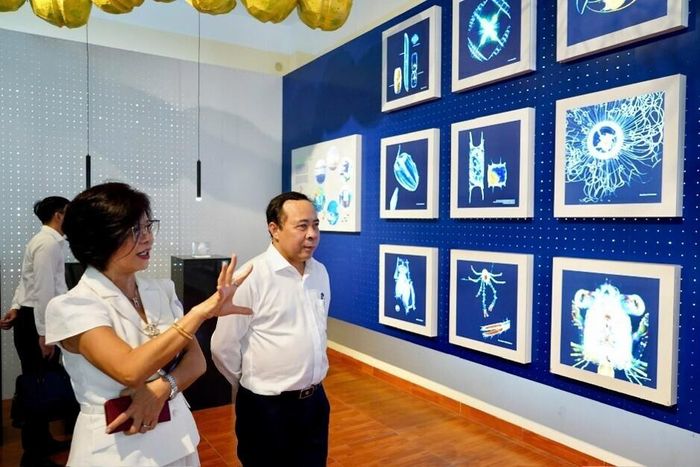 Bộ trưởng Vũ Hải Quân tham quan Bảo tàng Hải dương học và cơ sở vật chất phục vụ nghiên cứu của Viện Hải dương học. (Ảnh: Viện Hải dương học)