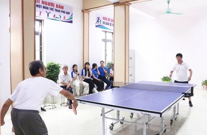 Người dân tập luyện bóng bàn tại “Nhà văn hóa - Khu thể thao” thôn Vạn Điểm (xã Phú Xuyên). Ảnh: Minh Châu