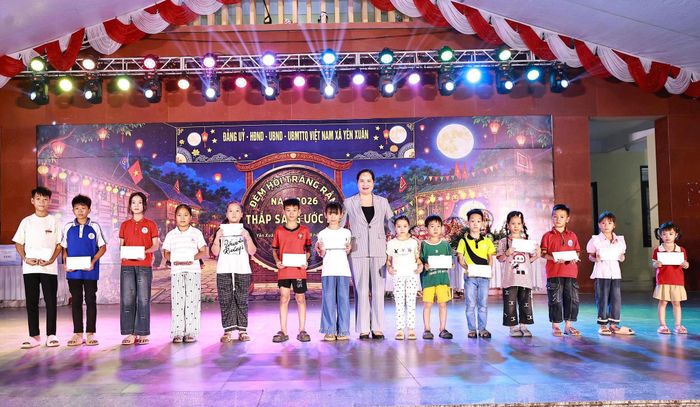 Phó Chủ tịch Ủy ban MTTQ Việt Nam thành phố Hà Nội Nguyễn Thị Thu Huyền trao quà tới các em có hoàn cảnh khó khăn. Ảnh: PV