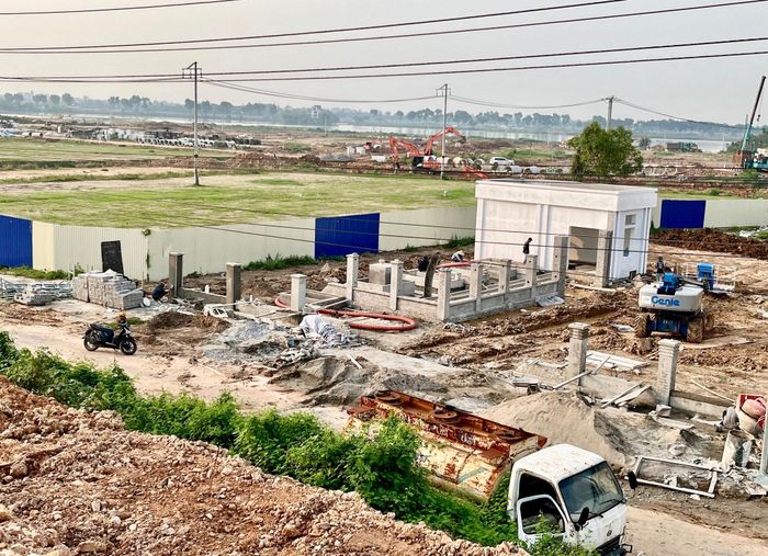 Tuy nhiên đến nay, các khó khăn đang từng bước được chủ đầu tư và UBND xã Vĩnh Thanh phối hợp tháo gỡ để bảo đảm tiến độ thi công các hạng mục theo kế hoạch.