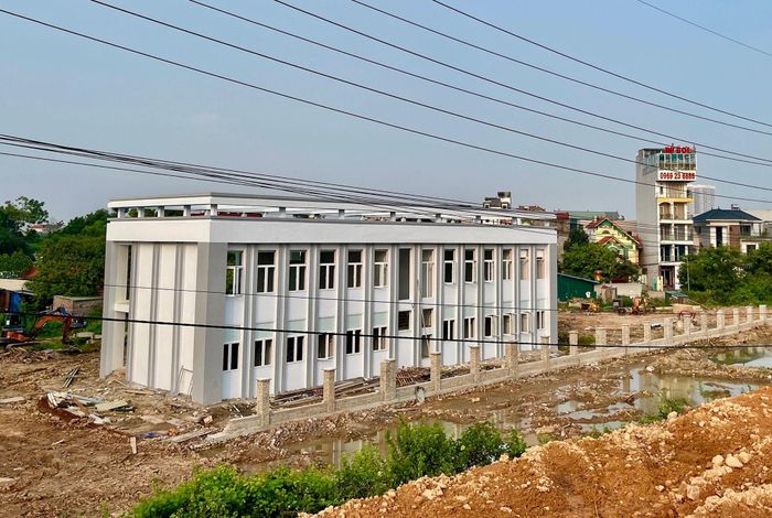 Chủ đầu tư đang tích cực hoàn thiện nhà trạm và nhà quản lý; tập trung thi công hệ thống trạm biến áp và các hạng mục phụ trợ khác.
