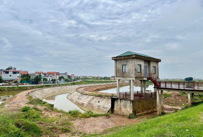 Ông Nguyễn Trương Dương, Trưởng phòng Quản lý dự án hạ tầng môi trường (Ban Quản lý dự án đầu tư xây dựng hạ tầng kỹ thuật và nông nghiệp Hà Nội) cho biết, quá trình giải phóng mặt bằng dự án gặp nhiều khó khăn do các thửa đất có nguồn gốc sở hữu phức tạp, ảnh hưởng ít nhiều đến tiến độ thi công tại một số thời điểm.
