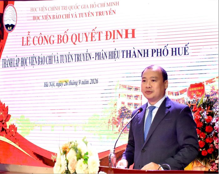 PGS. TS Lê Hải Bình, Ủy viên Ban Chấp hành Trung ương Đảng, Phó Giám đốc Thường trực Học viện Chính trị quốc gia Hồ Chí Minh phát biểu tại buổi lễ.