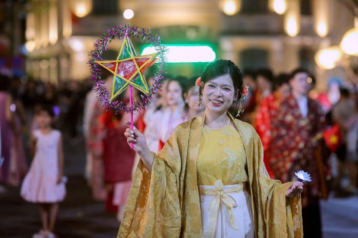 Trước đây, Trung thu vốn là ngày lễ gắn với mùa màng, Lễ hội gắn liền với việc tạ ơn thần linh đã ban mưa thuận gió hòa, giúp mùa màng bội thu. Tết Trung thu được du nhập vào Việt Nam từ thời nhà Lý và trở thành nghi thức cung đình trong một thời gian dài.
