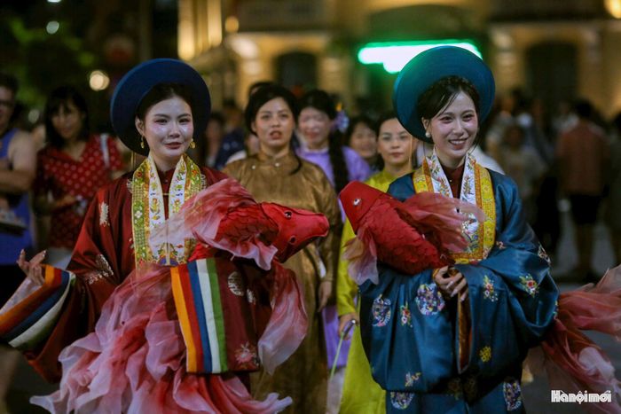 Tết Trung thu và các tục lệ trong tết này, dù có sự giao thoa với các điển tích treo đèn thời Đường (Trung Hoa), nhưng từ khi du nhập, người Việt Nam đã bồi đắp thêm các giá trị bản địa, gắn liền với Sự tích chú Cuội. Đặc biệt, đến khi Cách mạng tháng 8 thành công và nhất là từ năm 1947, khi Bác Hồ gửi thư Trung thu cho thiếu nhi cả nước, Tết Trung thu thực sự trở thành tết của tất cả trẻ em.