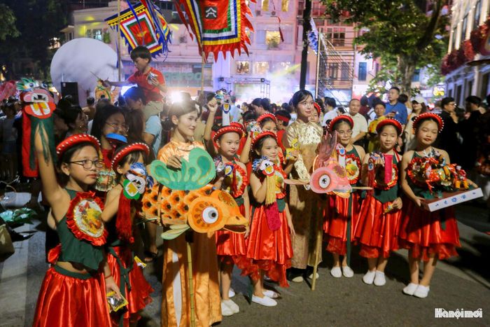 Lễ Đêm hội Trăng Rằm 2026 được UBND phường Hoàn Kiếm, Ban Quản lý hồ Hoàn Kiếm và phố cổ Hà Nội phối hợp cùng CLB Đình Làng Việt tổ chức tại không gian đi bộ khu vực hồ Hoàn Kiếm trong không khí Tết Trung thu hân hoan, rộn rã.