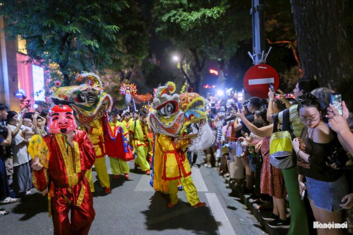 Đi đầu đoàn rước đèn Trung thu là màn múa sư tử truyền thống. Trung thu nay, nhiều người quen với hình ảnh đoàn múa lân - sư - rồng. Tuy nhiên, trong trung thu truyền thống, linh vật múa vốn là sư tử.