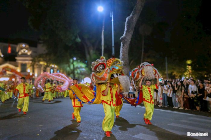 Anh Đình Huy (phường Đống Đa, Hà Nội) chia sẻ: "Từ nhỏ, tôi đã tham gia đội múa sư tử. Ở quê tôi, từ bé tới lớn đều gọi và nhớ đây là đầu sư tử, truyền thống đó đã ăn vào máu rồi. Khi lớn lên, không biết từ bao giờ mà Trung thu lại là gắn với múa lân hình tượng con lân Trung Hoa. Nay lên phố, được nhìn lại chiếc đầu và điệu múa sư tử truyền thống, thực sự tôi thấy như Trung thu đã trở về đúng với giá trị văn hoá truyền thống vốn có".