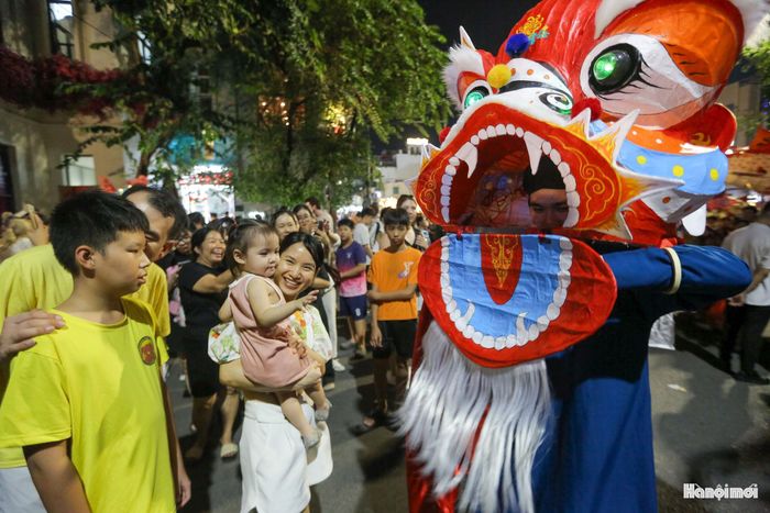 Chị Đỗ Vân Anh (Hà Đông, Hà Nội) chia sẻ: "Từ ngày nhỏ, tôi đã nhớ là mỗi dịp Trung thu thì được rước đèn và đi theo đoàn múa sư tử. Khi lớn lên, có lúc tưởng rằng mình đã quên mất hình tượng đầu sư tử. Có lẽ vì múa lân thời nay quen thuộc hơn".