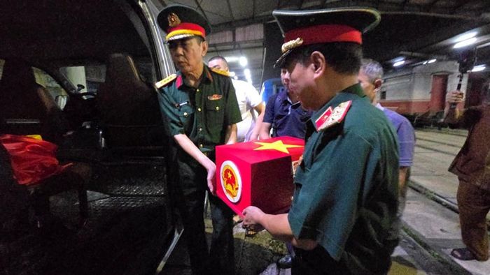 Đưa hài cốt liệt sĩ Vi Ngọc Vinh lên ô tô, di chuyển từ Ga Hà Nội về Phú Thọ. Ảnh: Huy An