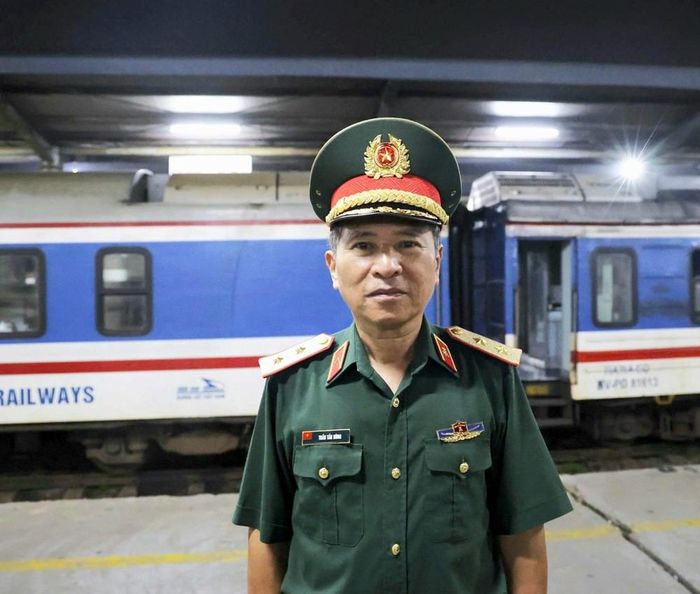 Trung tướng Trần Tấn Hùng, Phó Chủ tịch Thường trực Hội Hỗ trợ gia đình liệt sĩ Việt Nam có mặt tại Ga Hà Nội từ rất sớm để kịp đón liệt sĩ Vi Ngọc Vinh lúc 4h30 sáng 26-9. Ảnh: Huy An