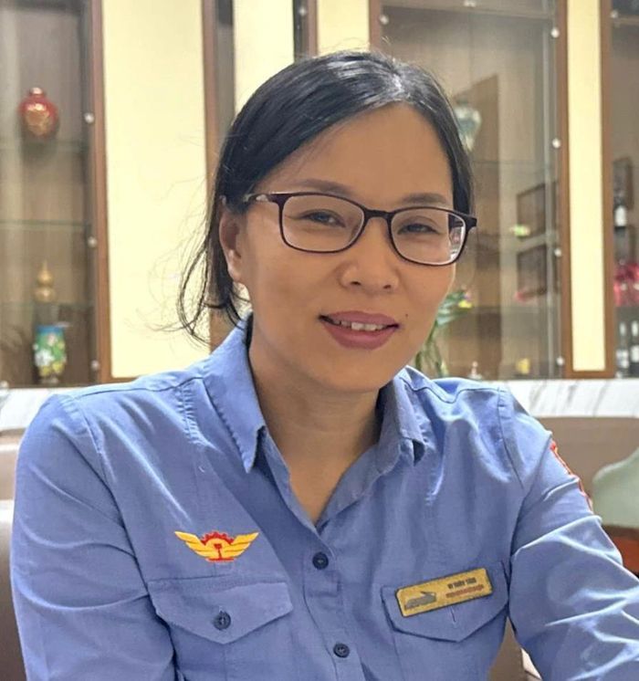 Chị Vi Thùy Tâm, Trạm Vận tải đường sắt Hà Nội (thuộc Chi nhánh Vận tải đường sắt Hà Nội - Công ty Cổ phần Vận tải Đường sắt) xúc động mỗi khi được tham gia hỗ trợ thân nhân liệt sĩ, thực hiện công tác tri ân. Ảnh: Mai Hoa