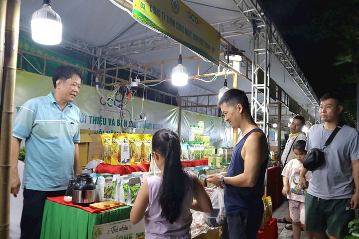Rất đông người dân tham quan và mua sắm sản phẩm tại sự kiện. Ảnh: Nguyễn Mai