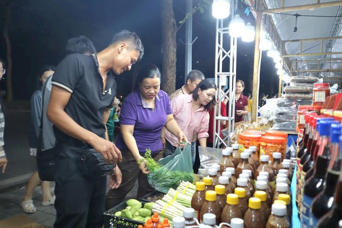 Đông đảo nhân dân tham quan, mua sắm tại sự kiện tối 25-9.Ảnh: Nguyễn Mai