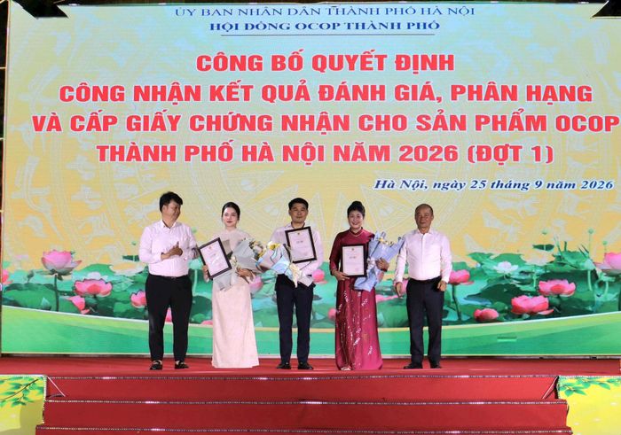 Đại điện lãnh đạo trung ương và thành phố trao chứng nhận OCOP cho 3 chủ thể có sản phẩm được chứng nhận năm 2026. Ảnh: Nguyễn Mai