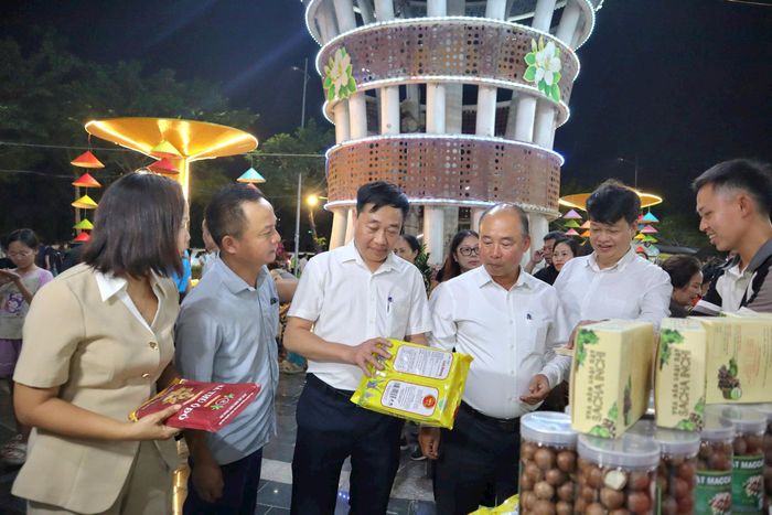 Các đại biểu tham quan, mua sắm sản phẩm sau lễ khai mạc. Ảnh: Nguyễn Mai