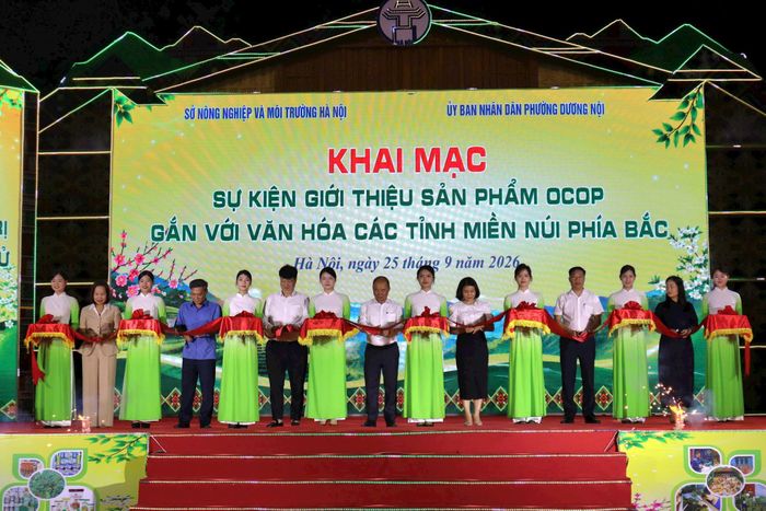 Ban tổ chức cắt băng khai mạc sự kiện. Ảnh: Nguyễn Mai