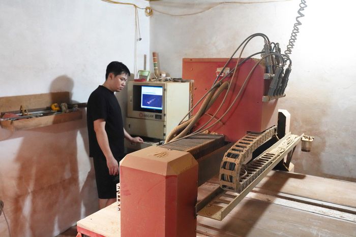 Một số cơ sở sản xuất đồ gỗ ứng dụng công nghệ, máy móc vào công đoạn cắt, đục, chạm. Ảnh: Hữu Tiệp
