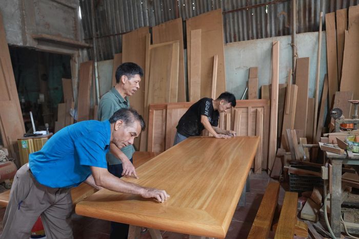 Một cơ sở sản xuất đồ mộc dân dụng ở Thượng Mạo. Ảnh: Hữu Tiệp