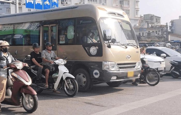Nghị định 218/2026/NĐ-CP được kỳ vọng trở thành nền tảng pháp lý quan trọng, hạn chế tình trạng xe hợp đồng hoạt động như tuyến cố định nhưng không chịu cùng điều kiện quản lý. Ảnh Hoàng Yến
