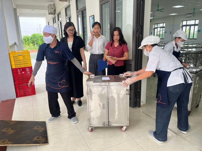 Bà Phạm Thị Liên Phương, Hiệu trưởng Trường Tiểu học Quốc Oai 2 cùng Ban giám hiệu kiểm tra suất ăn bán trú tại trường. Ảnh: Kim Xuyến