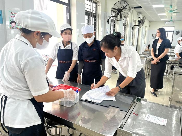 Kiểm tra lưu mẫu thức ăn tại trường tiểu học Quốc Oai 2. Ảnh: Kim Xuyến