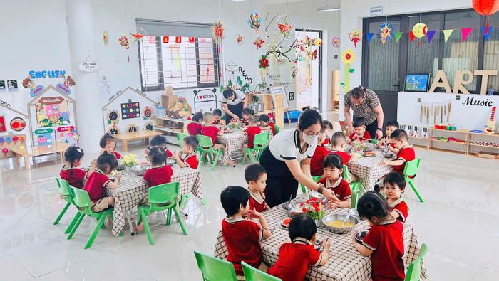 Bữa ăn bán trú của học sinh tại trường mầm non Quốc Oai 2. Ảnh: Trần Hằng