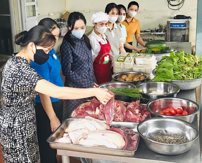 Đại diện ban Phụ huynh trưởng Trường Mầm non Kiều Phú 3 kiểm tra thực phẩm cung cấp cho bữa ăn bán trú tại trường. Ảnh: Kim Xuyến