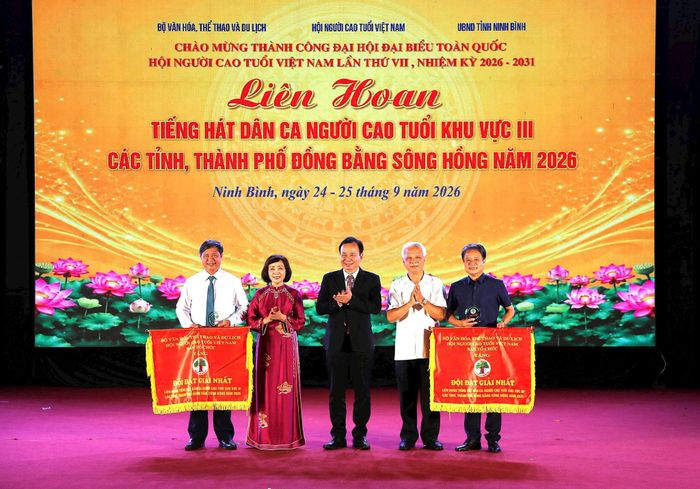 Ban tổ chức trao tặng Cờ của Trung ương Hội Người cao tuổi Việt Nam cho 2 đơn vị giành giải Nhất. Ảnh: PV
