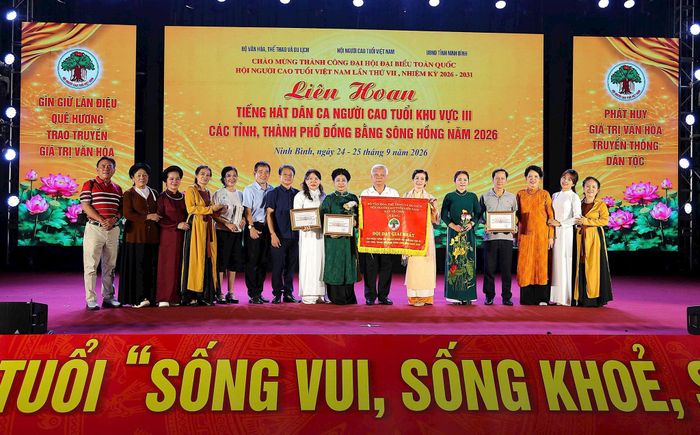 Đoàn Nghệ thuật quần chúng người cao tuổi thành phố Hà Nội vinh đủ đoạt nhiều giải thưởng tại Liên hoan. Ảnh: PV