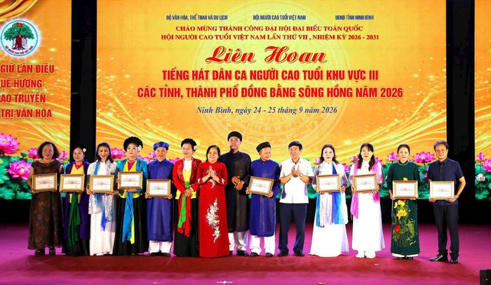 Liên hoan có sự tham gia của 5 đội nghệ thuật quần chúng người cao tuổi. Ảnh: PV