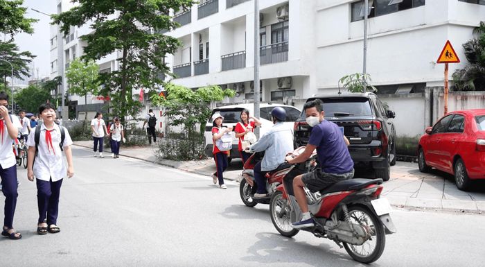 ô rô vây kín vỉa hè, đẩy học sinh xuống lòng đường cùng dòng phương tiện. Ảnh: Phạm Công
