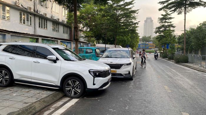 Vào thời điểm họx sinh đi học, phương tiện đỗ kín vỉa hè và lòng đường. Ảnh: Phạm Công