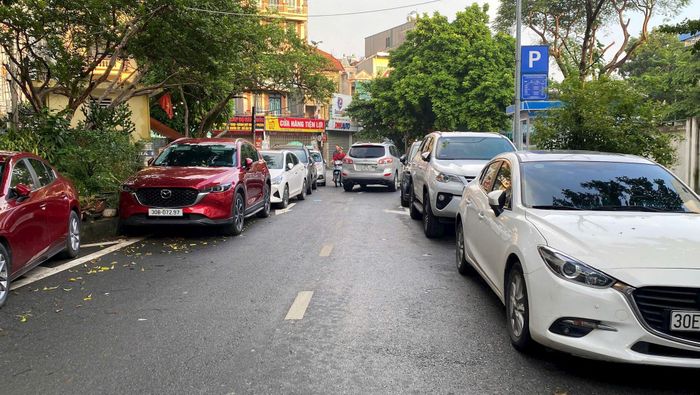 Tuyến đường hẹp lại bị phương tiện bủa vây. Ảnh: Phạm Công