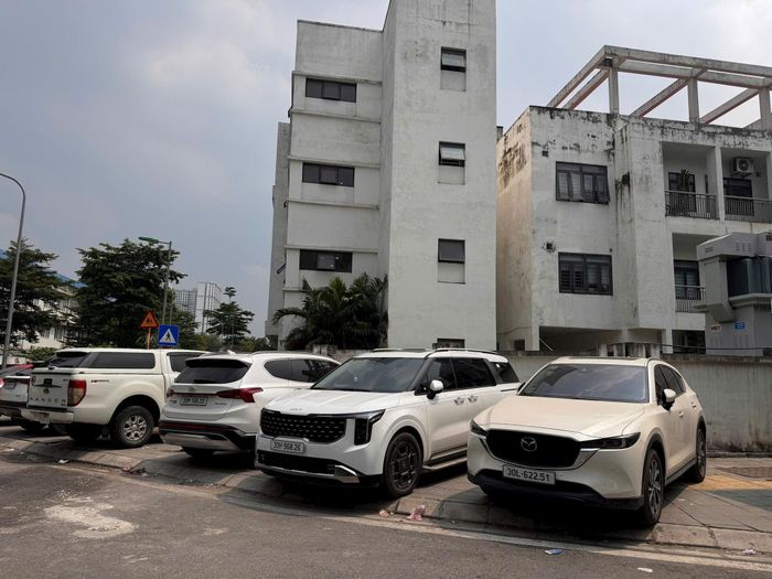 Toàn bộ phần vỉa hè quanh trường học bị chiếm dụng để để ô tô. Ảnh: Phạm Công