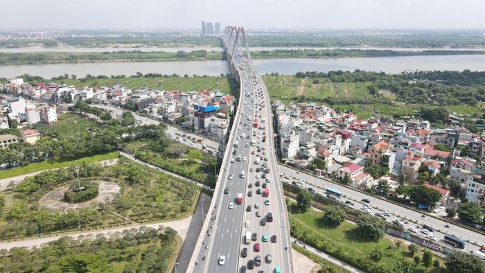 Các phương tiện nối đuôi nhau di chuyển trên cầu Nhật Tân. Ảnh: Phạm Công