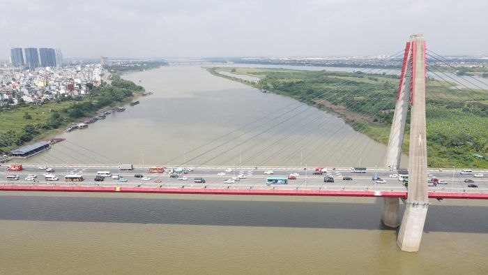 Các phương tiện cẩn trọng khi di chuyển trên cầu. Ảnh: Phạm Công