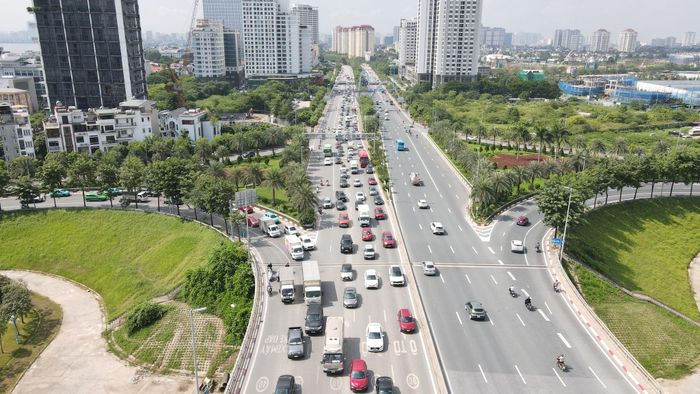 Tài xế chủ động giảm tốc độ khu vực cuối đường Võ Chí Công. Ảnh: Phạm Công