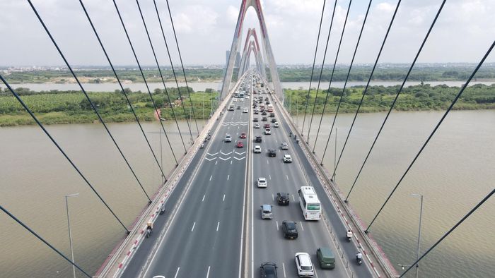 Nhiều tài xế cho rằng việc giữ khoảng cách an toàn đảm bảo an toàn tuy nhiên cây cầu luôn trong tình trạng đông đúc. Ảnh: Phạm Công